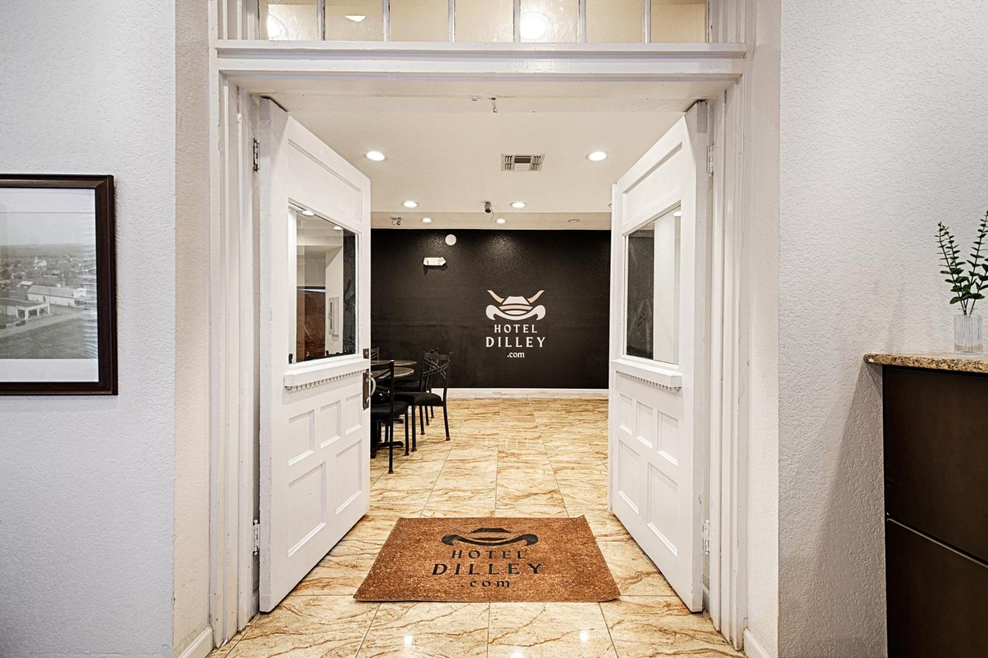 Hotel Dilley Grand מראה חיצוני תמונה