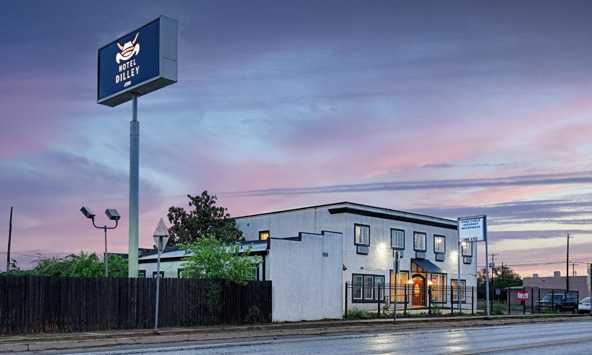 Hotel Dilley Grand מראה חיצוני תמונה