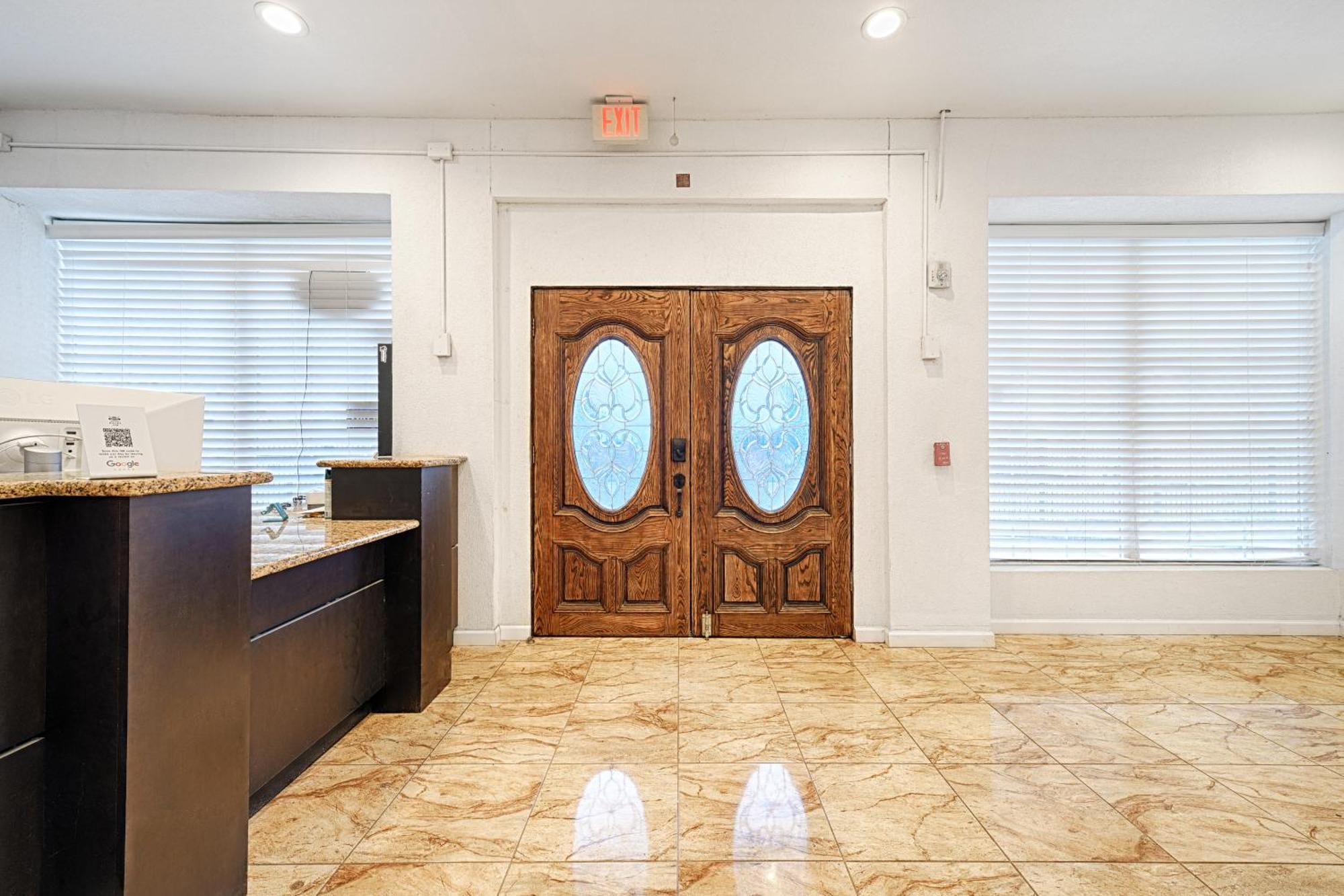 Hotel Dilley Grand מראה חיצוני תמונה