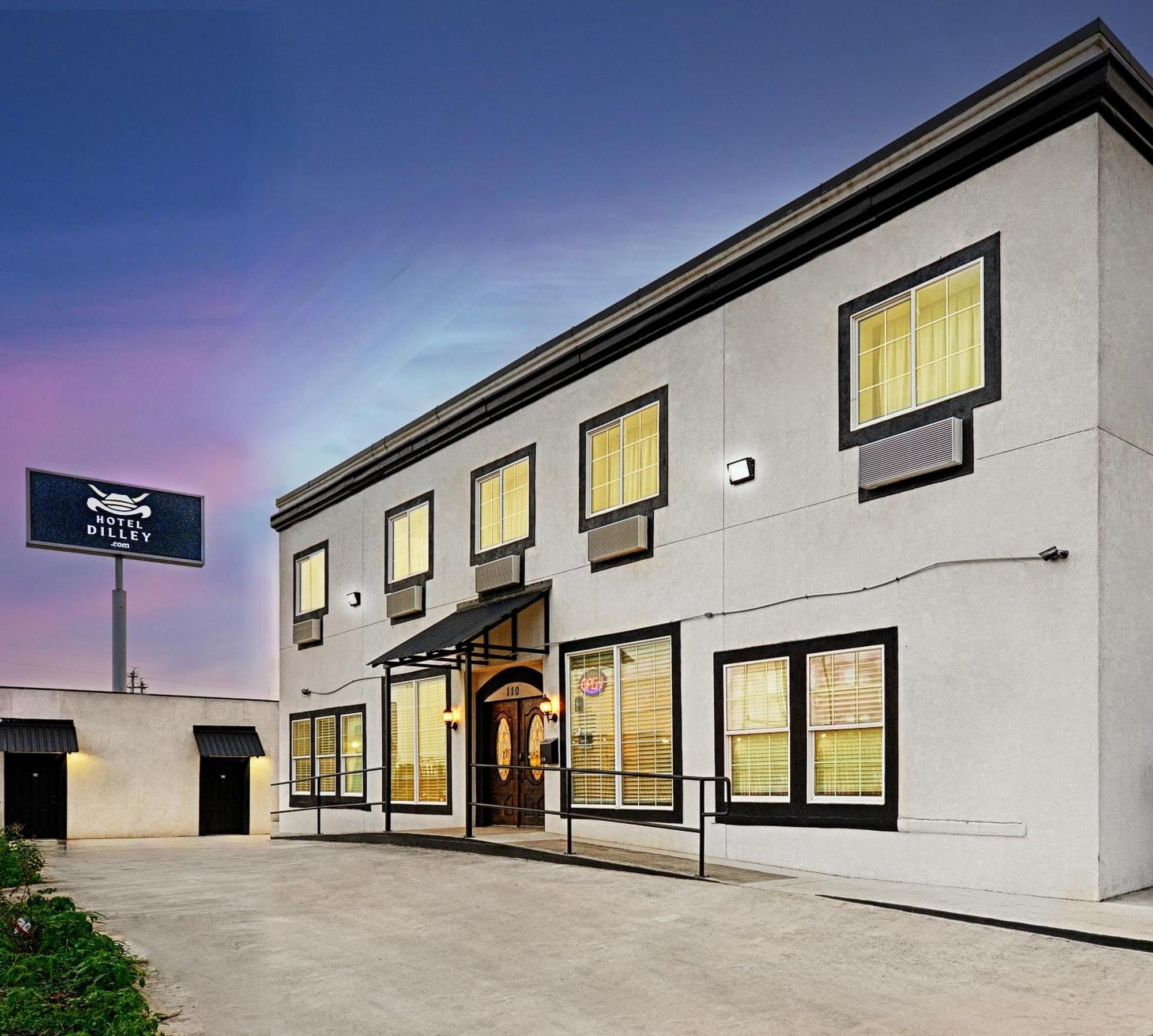 Hotel Dilley Grand מראה חיצוני תמונה